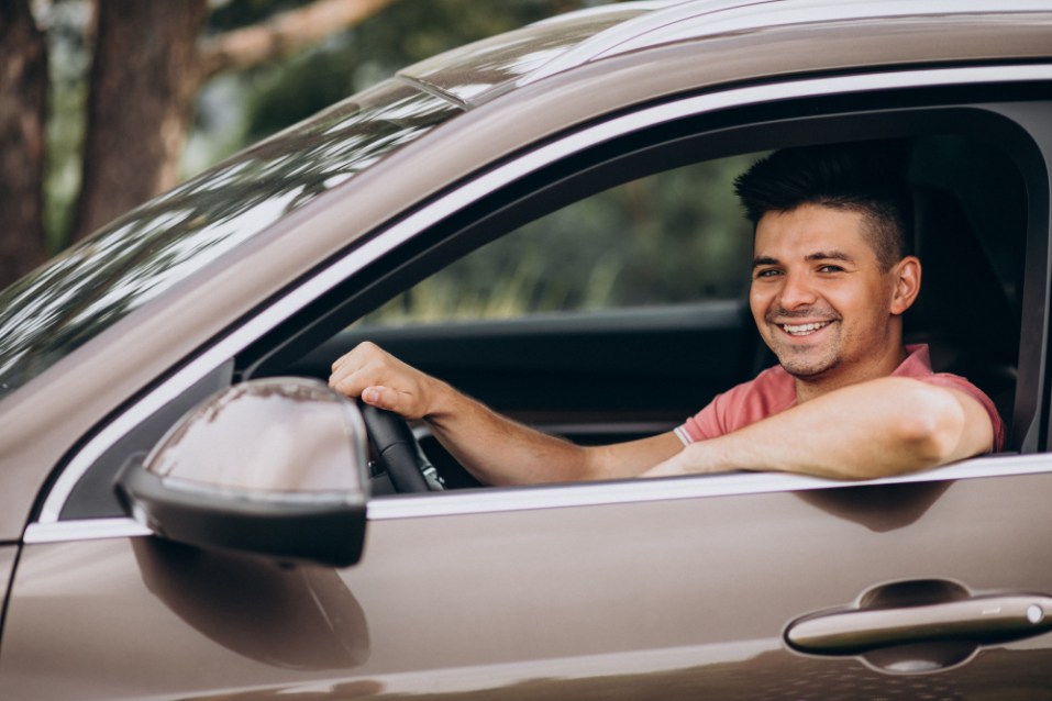 hombre-joven-sentado-coche